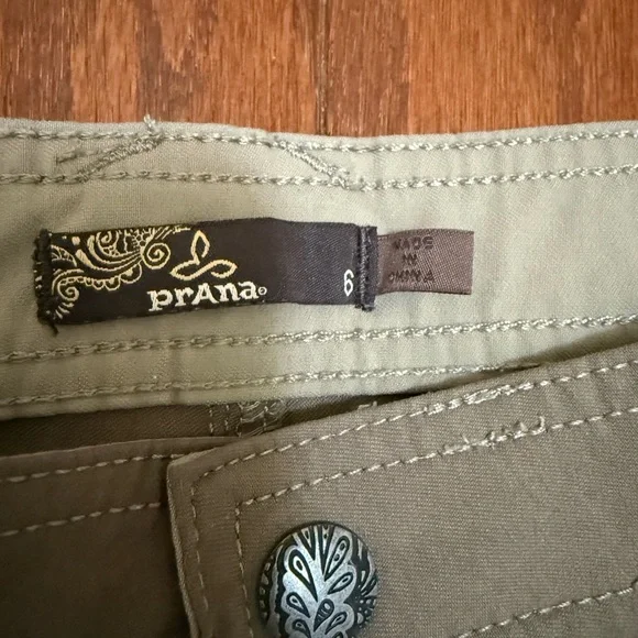 prAna Women's Khaki Hiking Shorts Size 6 Cargo Pockets Outdoor Casual - Picture 2 of 6